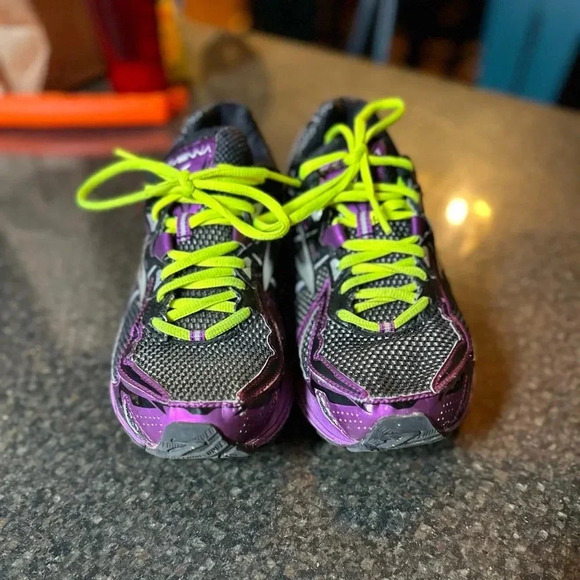 Brooks Ravena 6. Good condition. Size 9.5 - Picture 3 of 6